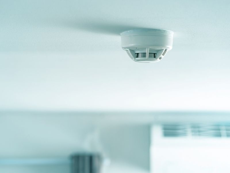Photo of a photoelectric smoke alarm installed on the ceiling